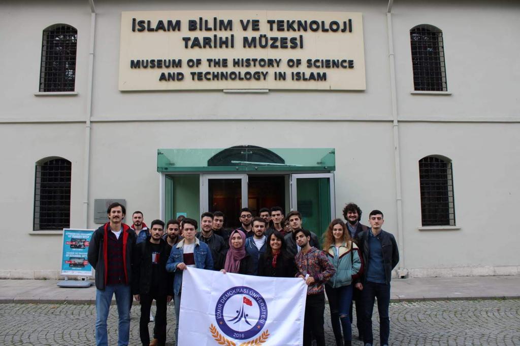 2019 Prof. Dr. Fuat Sezgin Yılı etkinlikleri kapsamında Fen-Edebiyat Fakültesi Tarih Bölümü Öğretim Üyesi Dr. Öğr. Üyesi Beral Alacı ve öğrencilerimiz İslam Bilim ve Teknoloji Tarihi Müzesinde Üniversite Logomuzu taşıyan bayrağı açtılar.