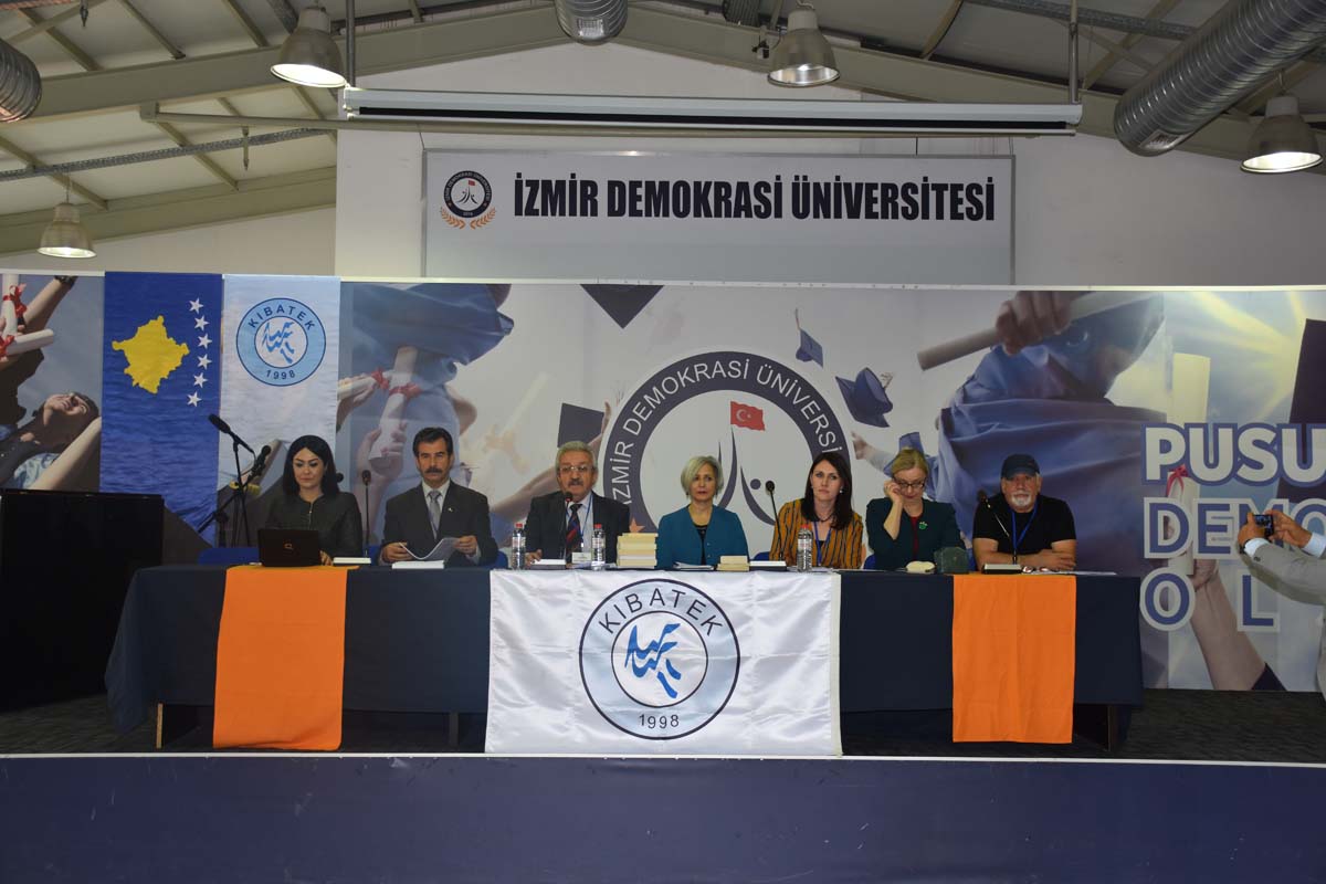 İzmir Demokrasi Üniversitesi, ev sahipliğinde 02.12.2019 tarihinde 46. KIBATEK Edebiyat Şöleni kapsamında “Dünyada Türkçe ve Türk Edebiyatları Paneli” ve “Uluslararası Şiir Şöleni” düzenlendi. 